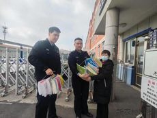 敦化森警关爱学生开展捐书活动