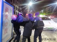 敦化森警雪夜及时救助晕倒老人