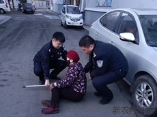 民警救助摔倒老人获群众赞誉