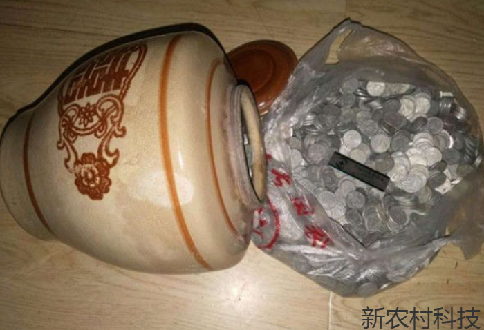 农民收藏一罐子硬币，挑半小时挑出一枚“黑鬼”，...