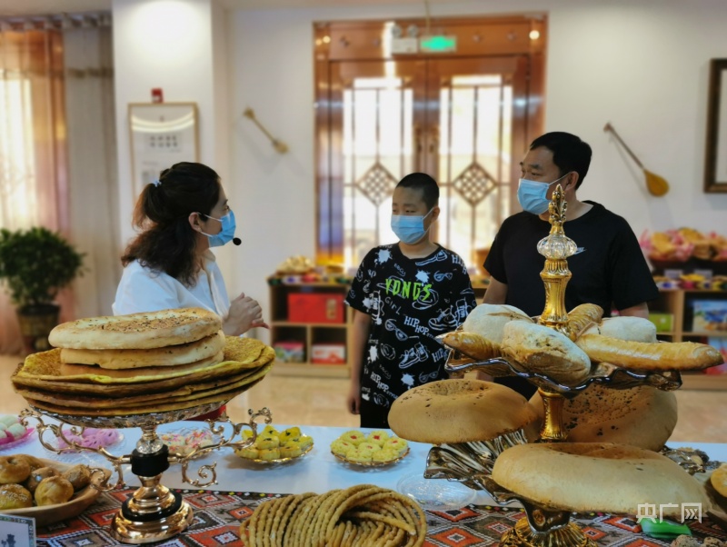 游客来到昌吉州馕产业文旅小镇购物游玩。张为摄 央广网发