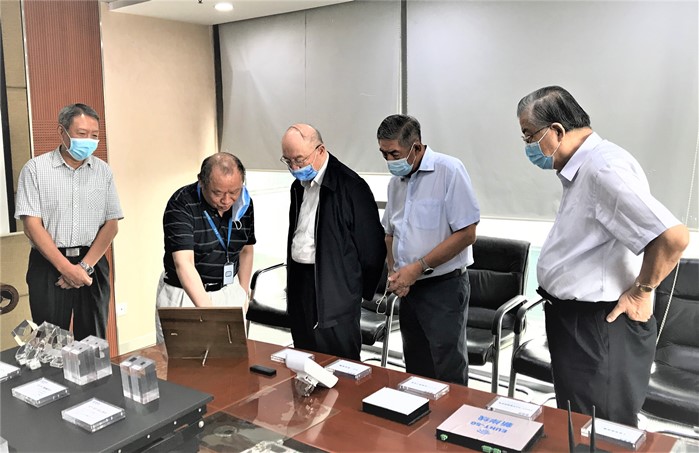陪同陈元主席考察新岸线公司三十