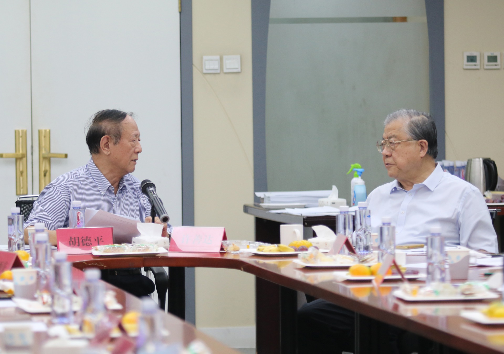 8.共同富裕问题研讨会-院长和胡德平讨论