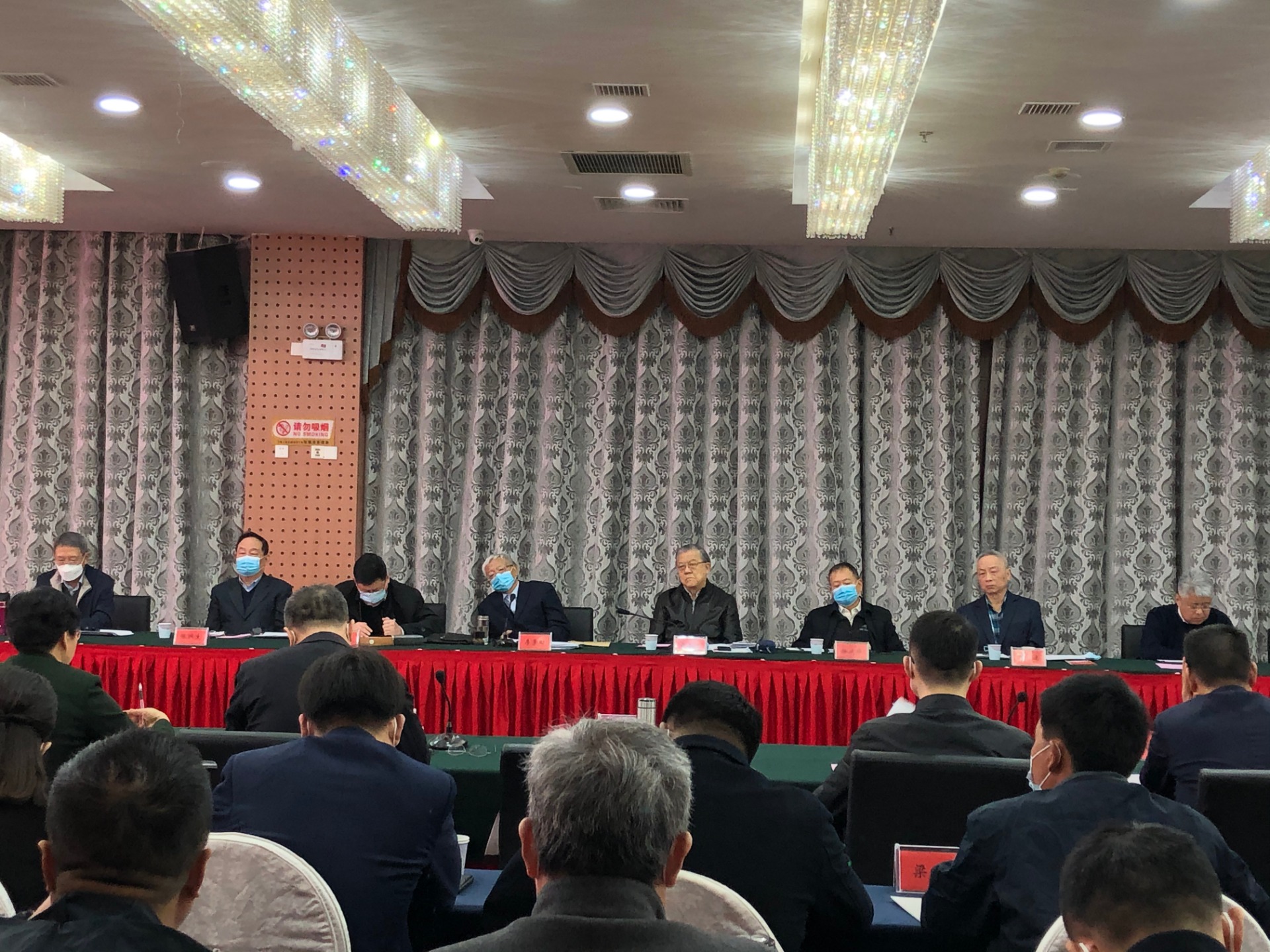 2.参会的联办研究院专家（左起：刘向东、陈洪生、李景田、许善达、邓运、孙卜雷）