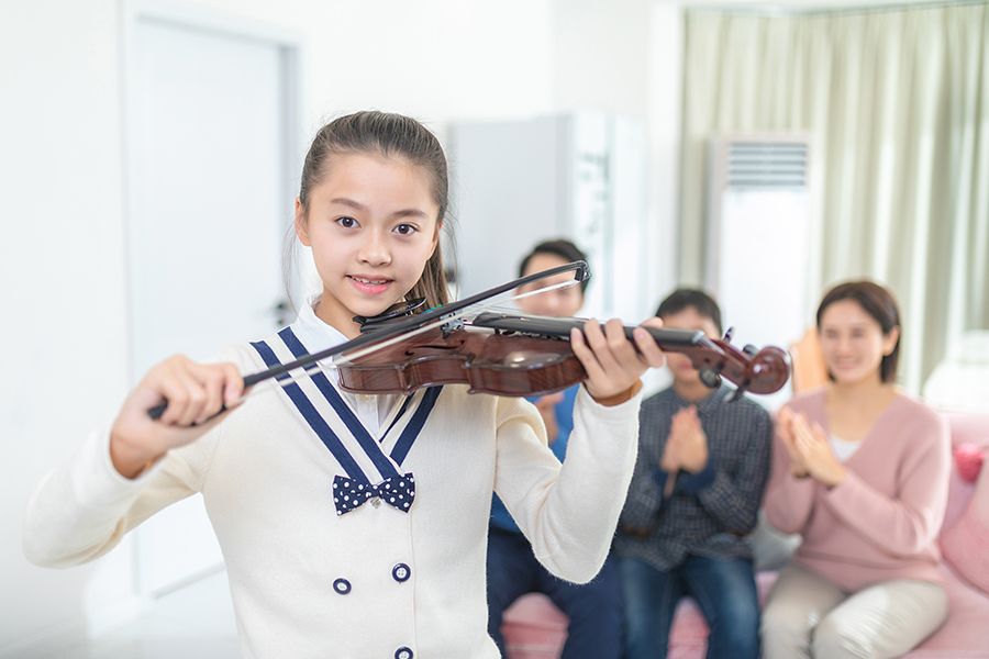 VIP陪练老师拥有音乐知识背景，经过层层筛选与培训，爱孩子，懂音乐，擅长线上陪练，并可以及时纠正孩子的错音和错误节奏