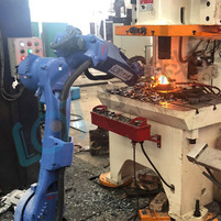 锻造工业机器人对接锻造扒皮机效率震惊锻造工人