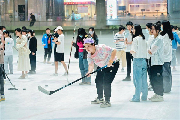 市民和冰雪爱好者们体验冰球