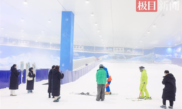 滑雪馆设有3条滑雪道，可满足不同游客的滑雪需求