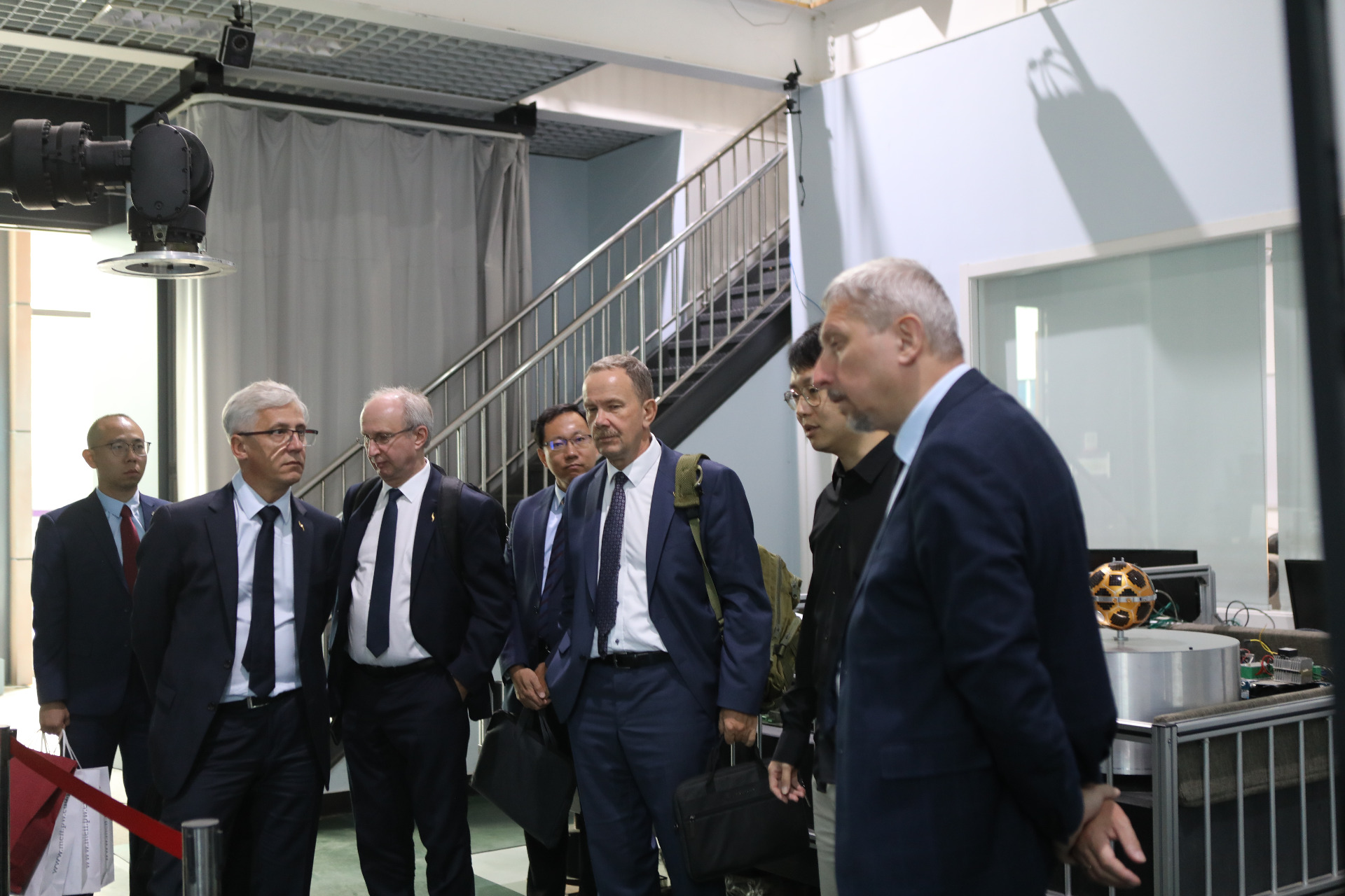 The delegation from Warsaw University of Technology visited the DSSL Lab