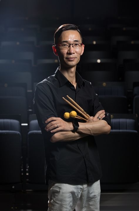 毕业于上海音乐学院。 曾任上海广播交响乐团演奏家。 现任Charlie Big Band首席鼓手。