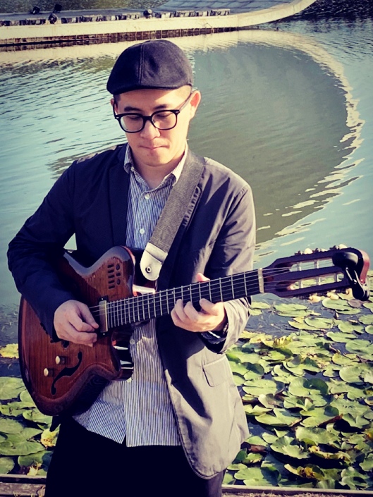 上海独立音乐人，歌手、吉他、编曲。 合作艺人有林俊杰、蔡健雅、巫启贤、郑钧、平安等。