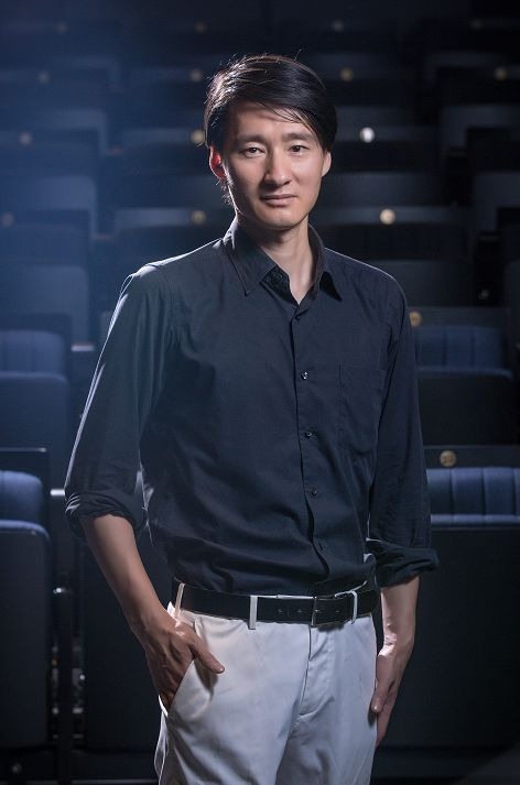 曾参加东方卫视多个综艺节目现场乐队演出和配乐。曾驻场于上海音乐厅。 现任半岛酒店爵士大乐队键盘与编曲。