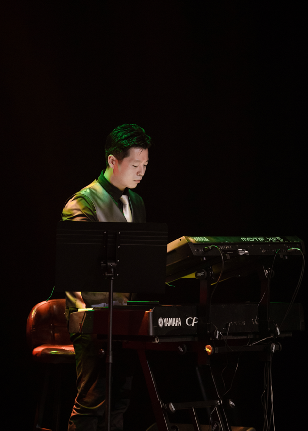 毕业于上海音乐学院。曾合作艺人：华晨宇、郑兴琦、唐汉霄、肖战担任《送一朵愧疚的花》、《去乘风破浪吧》音乐编曲。
