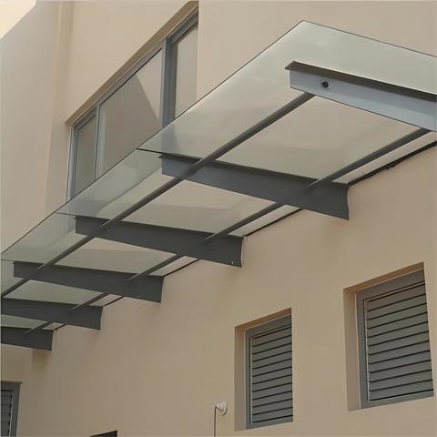 钢结构雨棚是一种常见的遮雨设施，通常由钢结构框架和覆盖材料组成。它可以安装在建筑物的门口、窗户上方或其他需要遮雨的地方。钢结构雨棚具有坚固耐用、抗风抗震、美观大方等优点，适用于各种场所。
雨棚走廊是一种连接建筑物之间或建筑物内部不同区域的通道，通常也采用钢结构。它可以为人们提供遮雨和遮阳的功能，同时也可以增加建筑物的美观度和实用性。
这些雨棚可以根据需求进行定制，例如尺寸、形状、颜色等。它们不仅可以提供实用功能，还可以为建筑物增添独特的风格。