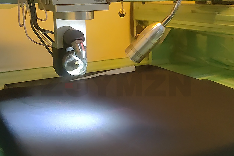 Ultrasonic atomizing nozzle