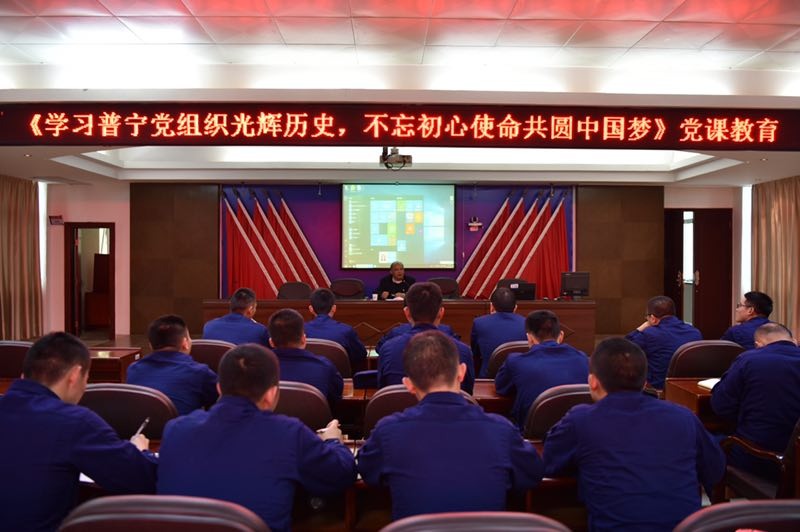 元旦前夕，普宁市消防大队邀请市红色文化研究中心秘书长王宋斌为官兵讲主题党课。
