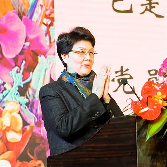 工商管理硕士。任职经历：1974年至1992年，在江苏省江都县江都镇党委、扬州市泰县县政府、扬州市经委、扬州市广陵区区委等领导岗位从事主要领导管理工作。1993年春天，从扬州来沪创建了上海中建房地产开发公司，任上海中建房产（集团）有限公司董事长、总经理。上海扬州商会会长。