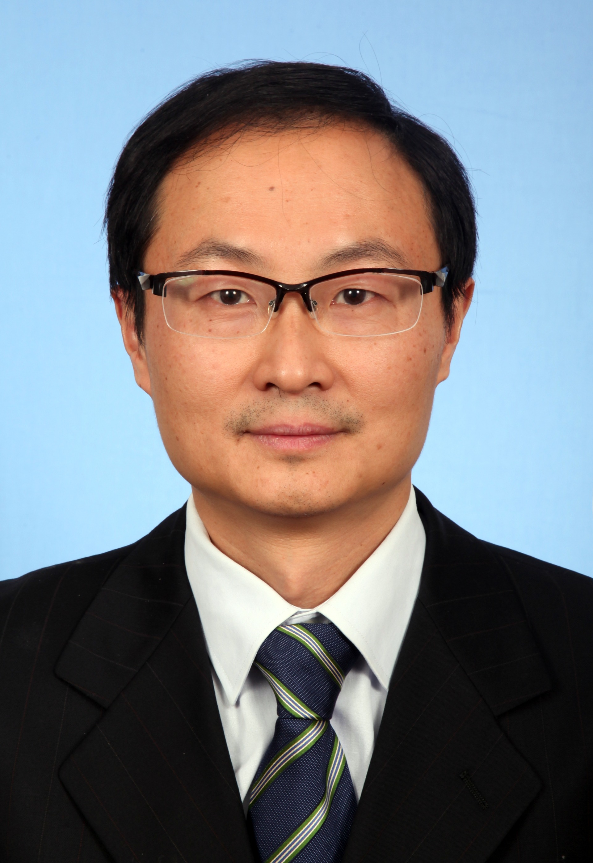 •男，汉族，1973年出生，硕士。
•1998 年加入中国共产党。现任中共立信会计师事务所（特殊普通合伙）纪委委员、立信会计师事务所（特殊普通合伙）首席办公室主任。上海市政协办公室原处长。（上海市政协原主席冯国勤秘书）
