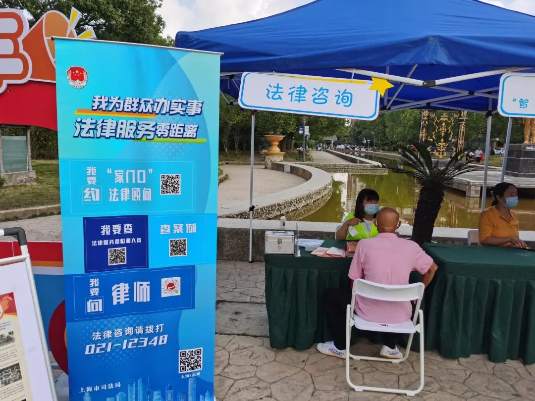 2021年10月10日上午，启赋青年律师走进松江区海欣城新世纪家园为社区居民提供公益法律咨询，开展普法宣传。
     在法律公益服务现场，启赋青年律师就社区居民比较关心的婚姻家事、民间借贷、邻里纠纷、网络诈骗等相关问题给予耐心细致的解答，并结合案例分析提供合理化的法律建议、风险防范措施和维权路径，引导社区居民通过法律途径维护自身合法权益。
     本次法律公益服务活动的顺利开展，了解到社区居民日常生活中遇到的法律难题和法律需求。通过“家门口”法律问题面对面答疑解惑的方式，拉近了法律与人民群众的距离，积极引导人民群众共知法、懂法、守法、用法，提升社区居民的依法维权能力，为构建和谐、文明、民主、法治新型社区环境贡献力量。
     启赋自创立以来，始终秉承着“源于社会，回报社会”的社会责任理念，坚持以身作则履行社会责任，目前已经开展多项法律公益服务。2021年下半年，启赋将持续、定期为松江区人民群众提供专业的法律公益服务，为建设法治社会承担应有的责任。