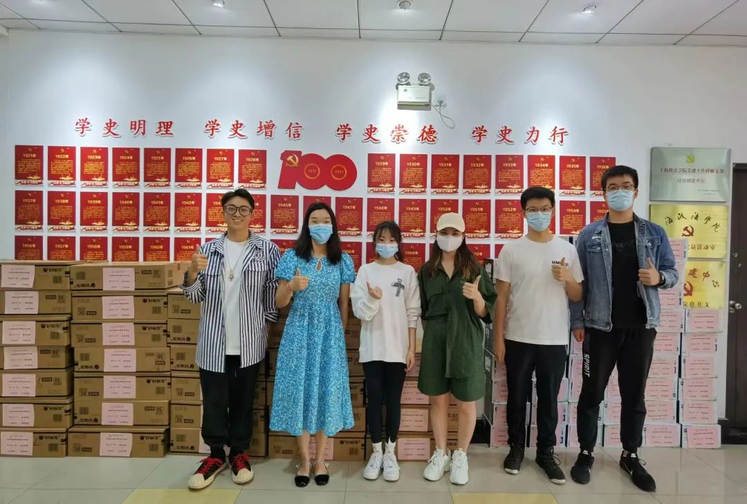 今年三月份以来，上海疫情防控形势严峻复杂，上海高校基本采取封闭管理模式。启赋所作为上海政法学院法律学院大学生实践教学基地，为助力法律学院做好疫情期间生活物资保障，积极捐赠50箱（800盒）伊利金典牛奶和30箱（5400枚）好丽友派，愿以微薄之力，同心守“沪”，共克时艰。
     启赋所与法律学院是携手走过两载的合作共建伙伴，更是齐心协力开阔更广阔未来的志同者。疫情当前，千人同心，则得千人之力，希望启赋所的微薄之力能够为法律学院师生带去温暖和决心，待得抗疫胜利，共享上政校园风光。