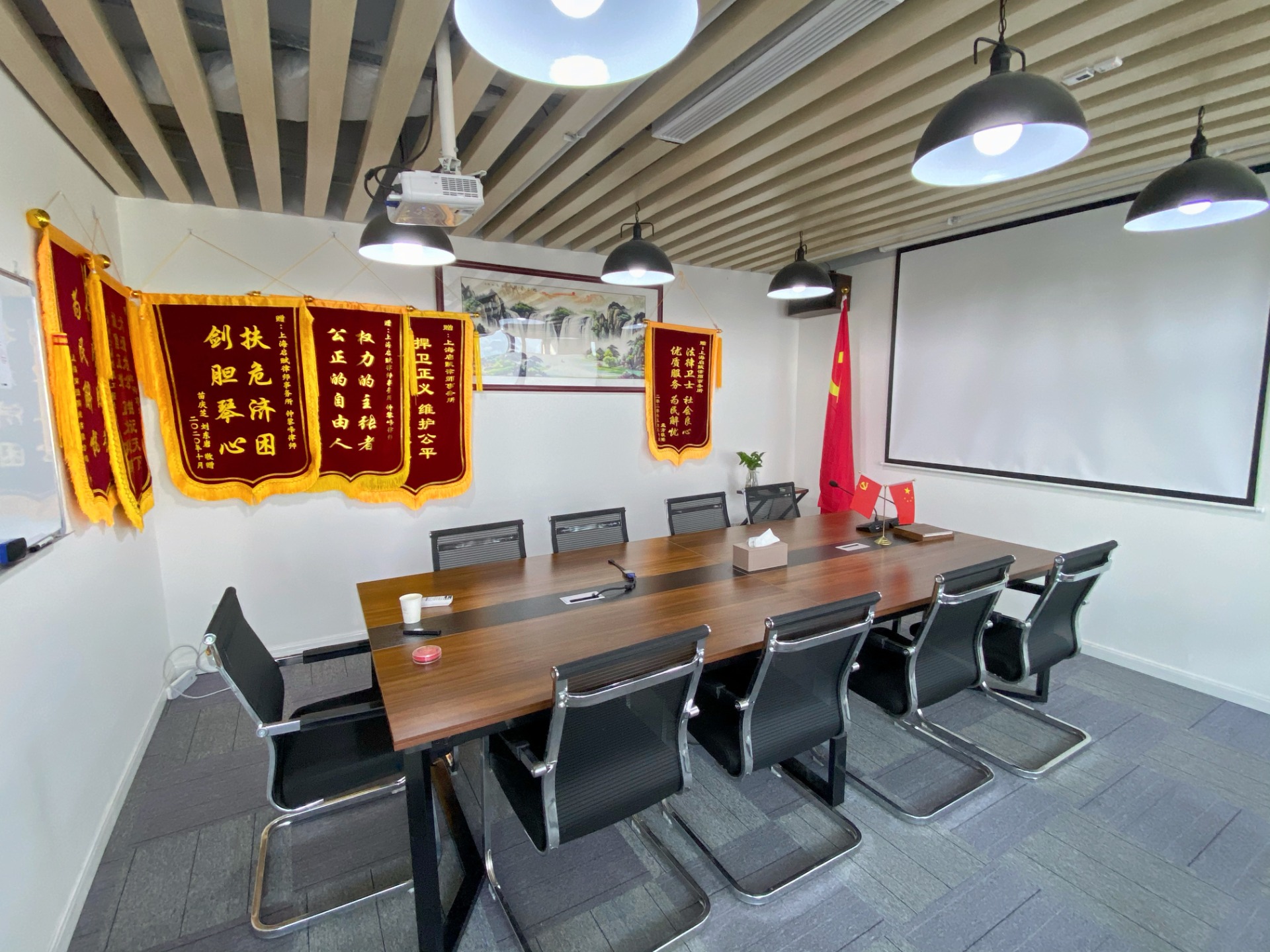 启赋专业人士同时持有保荐代表人资质、注册会计师资质，集合同时具备投行、律师、税务师经验的复合型专业人士，以更全面、更深入的视角预防并解决问题，降低企业交易风险，同时为企业上市、投融资提供专业法律指导，为企业成长提供一站式综合服务。