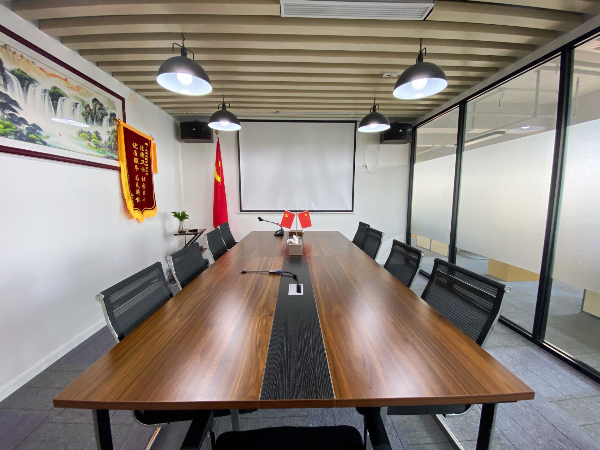 上海启赋律师事务所可从事《中华人民共和国律师法》规定的各项法定业务，专长于证券（IPO、并购重组、债券发行）、金融（银行、信托、基金、ABS）、境内外股权架构设计（VIE）、内控规范（SOX）等资本市场业务，具有中国证监会批准的从事证券法律业务资质备案，同时系全国中小企业股份转让系统415家律师事务所服务机构之一，律所的执业律师（证券业务方向）均同时具备证券、财务领域的资质和工作经验。
    关联机构启赋（上海）税务师事务所可从事《注册税务师管理暂行办法》规定的各项法定业务，专长于资本市场业务中的税务筹划、企业税务检查及税务合规、家族信托及家族财富管理等税务与法律相结合的复合型需求领域，系经国家税务总局上海市税务局行政登记的具备法定资质的专业税务服务机构，税所的执业税务师中，100%同时具备CPA资格，60%同时具有法律职业资格。
 