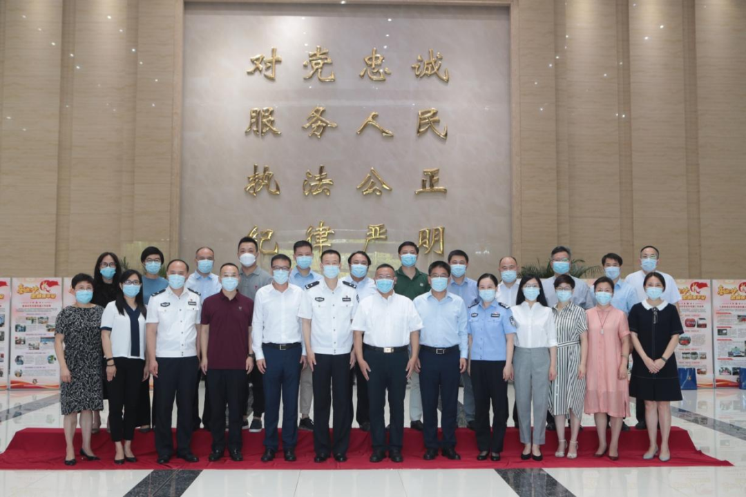 为进一步加强和完善公安机关外部监督工作，密切警民联系，推动公安队伍建设和公安工作实现高质量发展，2022年8月4日，上海市公安局松江分局举行了党风政风警风特约监督员换届聘任活动，本所合伙人钟黎峰律师作为新一届特约监督员受邀出席。
     上海市松江区副区长、上海市公安局松江分局党委书记、局长杨剑代表分局党委向新聘任的监督员表示热烈的祝贺，对聘任监督员们一直以来对公安工作的关心关爱致以崇高的敬意。他同时提出，希望监督员当好公安工作的“探照灯”，公安队伍的“逐木鸟”，搭好警民之间的“连心桥”，充分履行监督职责和权限，推动松江公安工作和队伍建设不断取得新突破。
    本所合伙人钟黎峰律师表示，将结合本职工作当好警风警纪的“监督哨”、建言献策的“智囊团”、社情民意的“直通车”、公安工作的“宣传员”，积极履行监督职责，为法治松江、平安松江贡献一份力量。