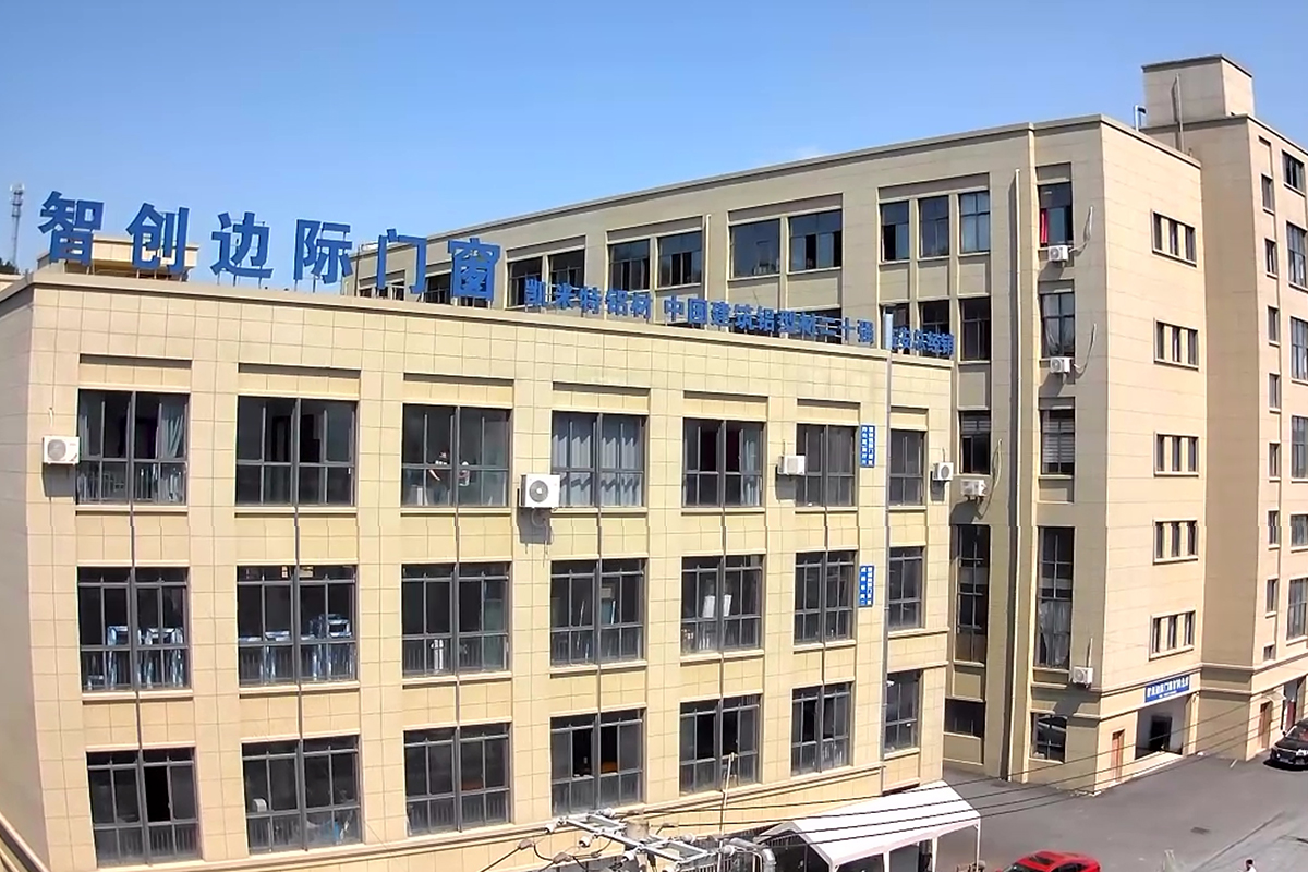 杭州智创边际门窗有限公司专注于杭州地区系统门窗阳光房的研发设计加工安装一体化服务；
中国建筑型材二十强企业凯米特临安总经销，德国进口喷涂生产线，阿克苏一线品牌粉沫，经久耐用；
公司采用数控系统精准切割，工艺精益求精，旗下产品有平开窗，推拉窗，移门，平开门，阳光房，雨棚，凉亭，扶手等系列；
公司注重人才培养，拥有精锐的设计团队，精良的加工制作团队，专业的技术安装队伍，确保本公司产品处于领先地位。