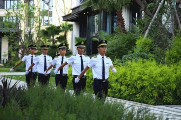 公共环境卫生的清洁保洁，公共设施设备的管护、养护，公共秩序管理，完成各种物业所在区域的合理要求。
