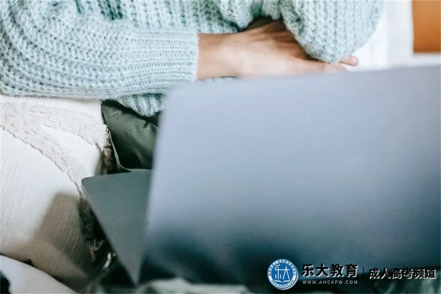 成人夜大报考学费(学费每年在2000-3000元左右)