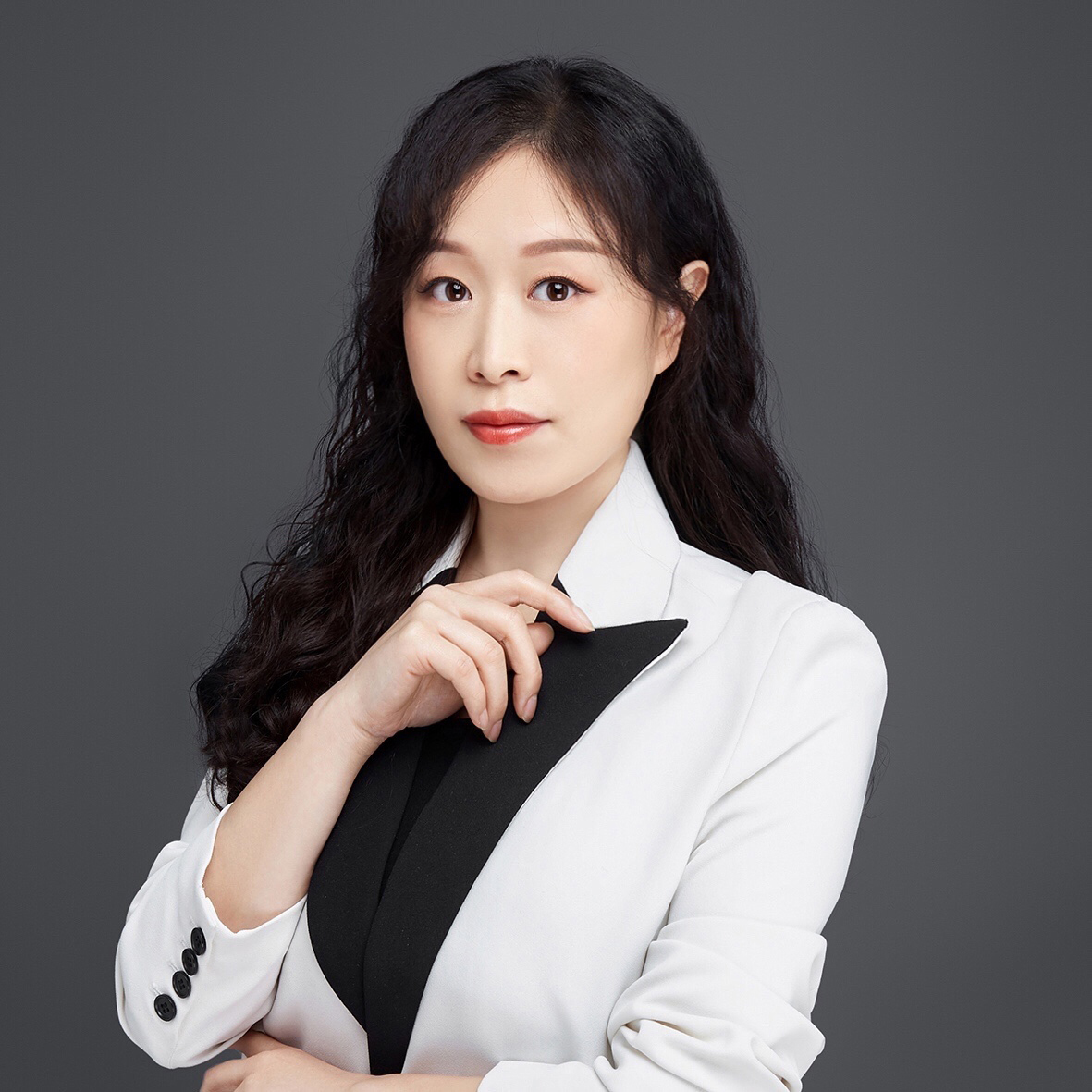 资深留学项目顾问，擅长为不同情况的学生设计个性化留学方案，熟知马来西亚各阶段的教育体系，经验极其丰富，为学生出国留学前期的咨询、申请到学生入学注册保驾护航。