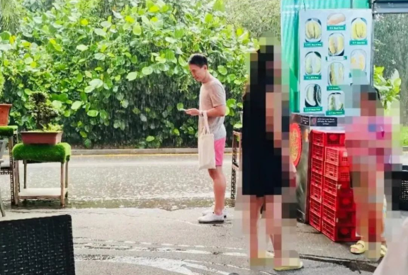 TikTok首席执行官 新加坡人周受资现身接头 受人追捧