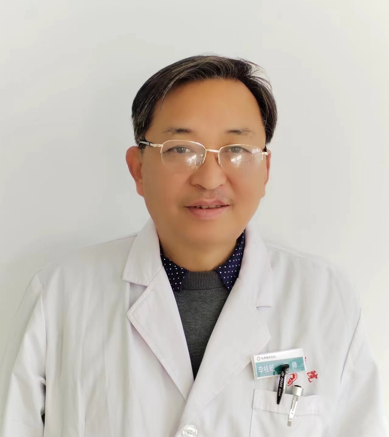 主治医师，从事眼科临床工作三十余年，采用中西医结合，对于角膜炎、虹膜炎、慢性有光影、眼底病、疑难杂症，有独特的治疗经验。