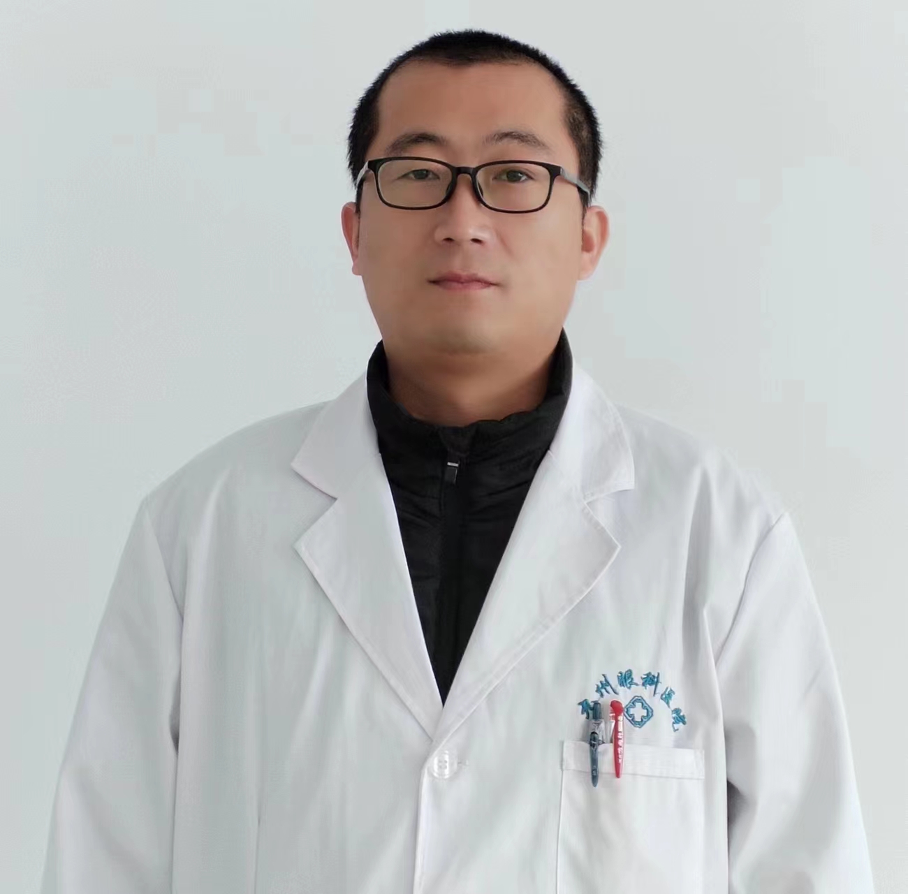 助理医师，毕业于山东中医药大学，曾进修学习于市级眼科医院。熟练掌握白内障，青光眼，翼状胬肉，泪道及眼表疾病等多发病的诊疗。