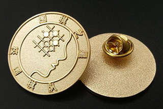 1, Customized metal badges are made into a kind of MEDALS, which are mainly made by stamping, die-casting and biting process.
2, Metal badges customized surface can be electroplated, ancient gold, ancient silver, nickel plating effect. Its lines are simple and smooth, patterns and other characteristics can be used paint, enamel, printing and other surface color process to make the product more rich.
3, Customized metal badges is used to make lacquer badges, imitation enamel badges, the first step, which is after baking paint or enamel process reprocessing. Generally gold and silver badges are the most expensive, followed by copper badges, zinc alloy badges, iron badges the cheapest.