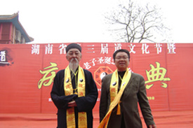 罗盛午与世宗和一世界宗教和平会议联席主席、新加坡道教协会会长李至旺道长（左）合影