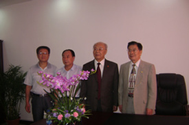 罗盛午与杨国栋会长（右一）世界生产力科学院院士、原国家人事部副部长程连昌先生（右二）合影