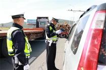 “警察蓝”喜映“中国红”，牡丹江交警坚守岗位，守护一方平安！