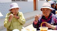 永靖县陈井镇瞿家庄村互助院：端午“家宴”暖民心