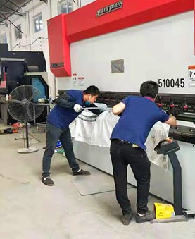中顶建材拥有一支经验丰富的产品研发、生产、营销及服务团队；引进先进铝板加工及涂装设备，保证了铝单板涂层的平整、均匀和耐候性能；年产各种规格铝单板80万㎡，铝蜂窝板30万㎡可根据客户要求按需定制加工，7-10天快速交货，确保工程周期。