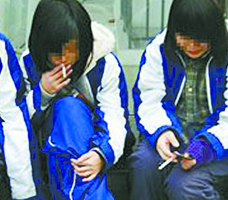 打架抽烟，彻夜不回，孩子跟人学坏。