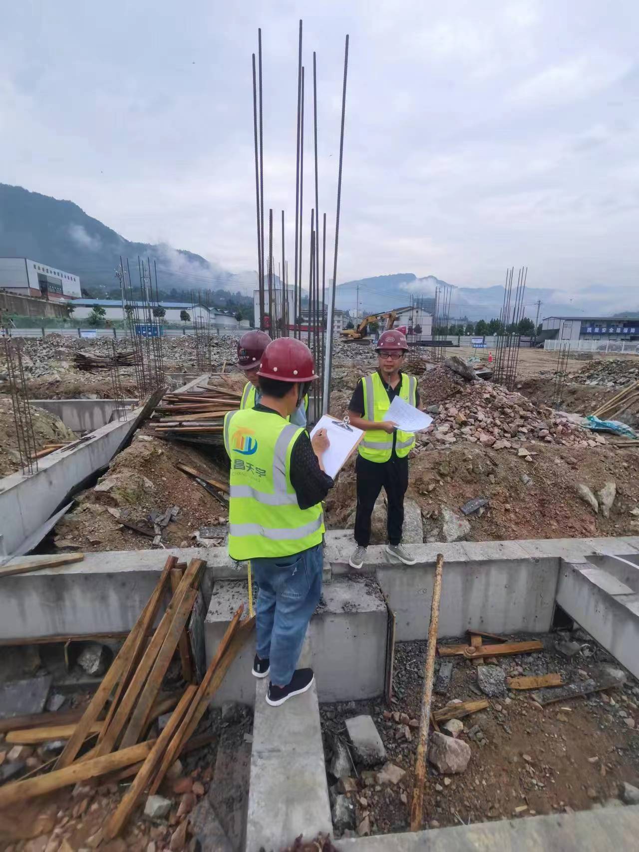 7月25日安琪屈姑核桃深加工项目鲜果车间基础梁外观检查评定、结构尺寸抽测。