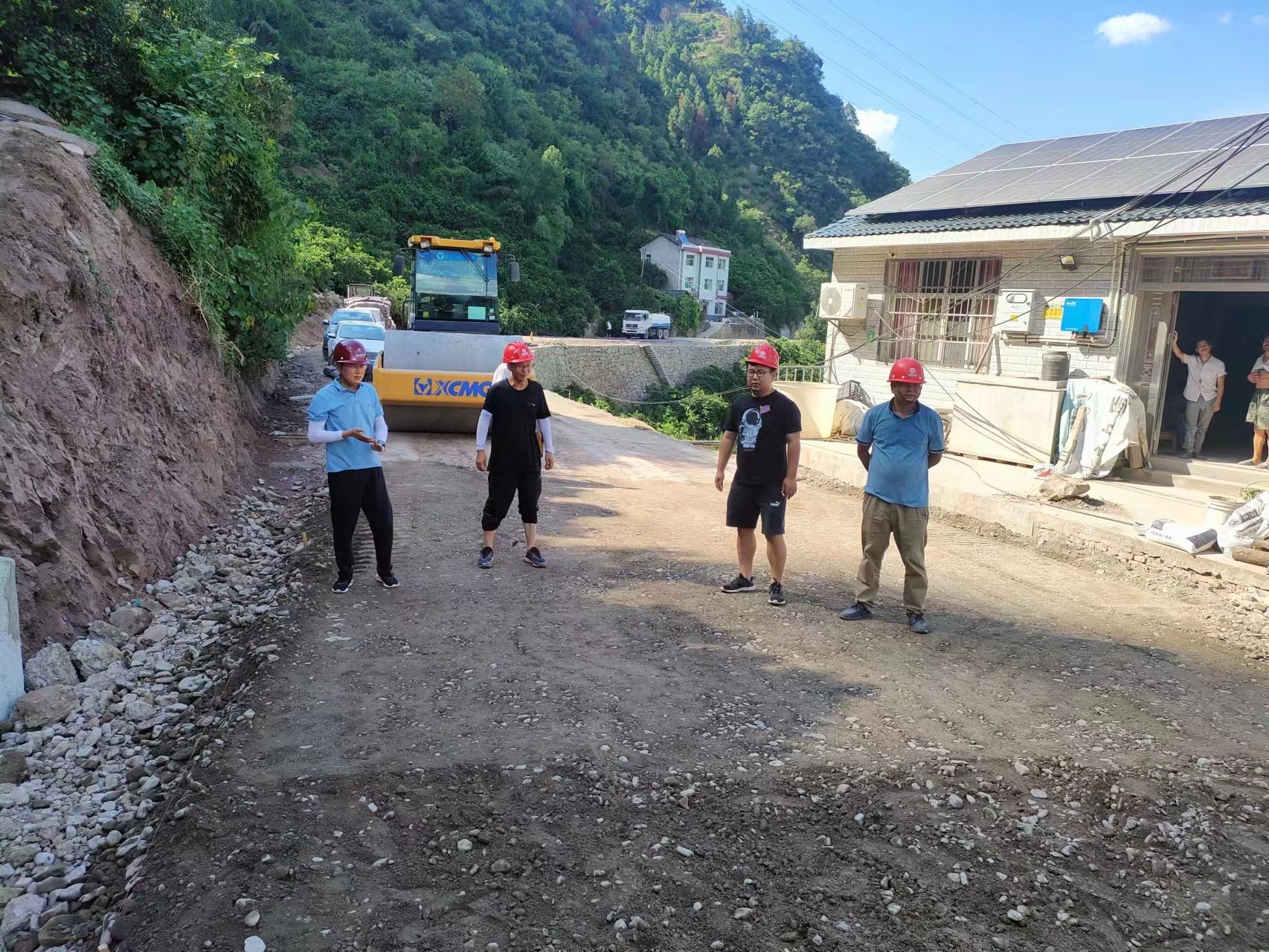 8月5日郭家坝邓家坡公路项目水稳层摊铺(向文锋)