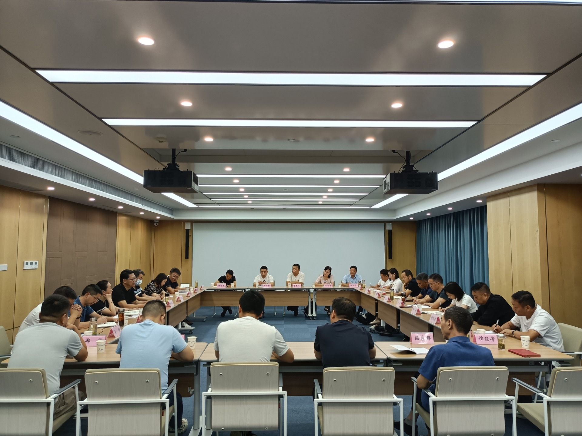 9月19日,秭归县住建局及协会组织带领各企业与南通市住建局及建筑业协会召开座谈会议