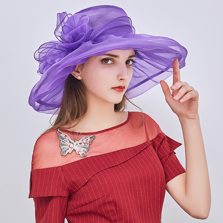 스타일리시한 여성의 다채로운 우아한 모자