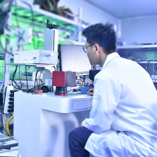 我们拥有自己的研发团队和实验室，拥有30多项专利。经过多年的不断努力，辉刻激光已成为国内领先的激光设备供应商之一。