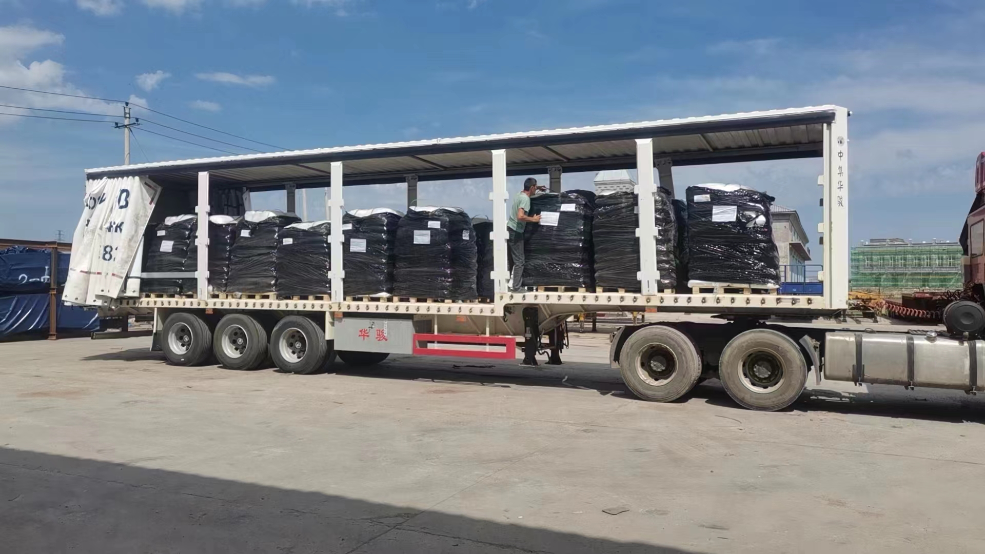 箱式篷布拖车运输