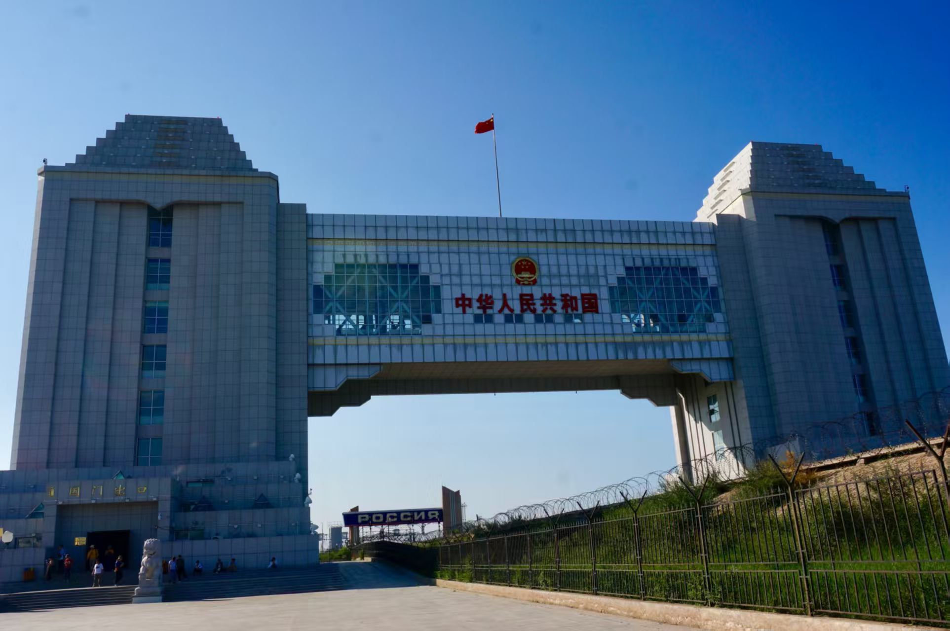 我们为客户提供代理进出口服务，协助客户办理海关手续，确保货物顺利进出口。