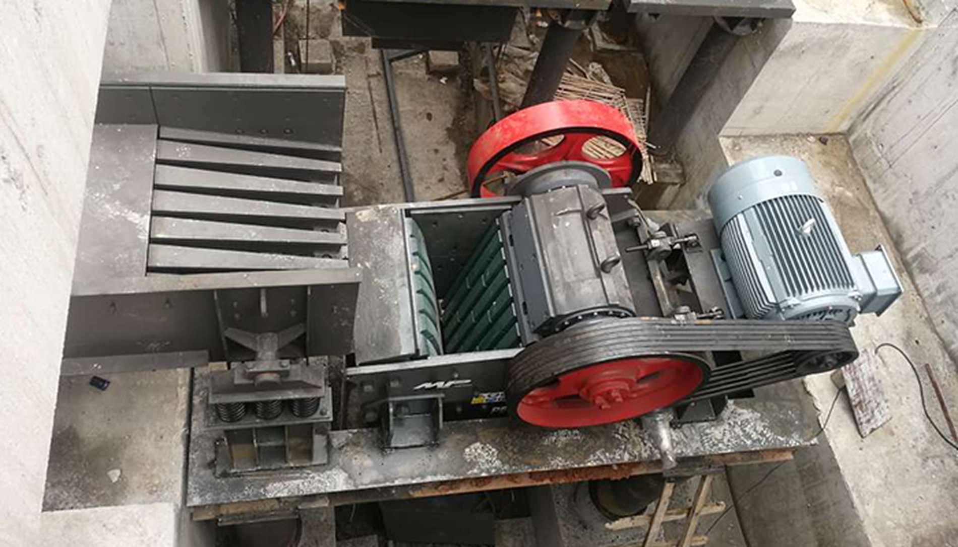 ①Photo：
②Description
Material: Granite
Capacity: 250-300T/H
Feed Size: <700mm
End Product Size:0-5mm, 5-10mm, 10-20mm
③Procedure：
Material fed by grizzly feeder, the wastes screened by the rods, 20-100mm material into transit bin, ＞100mm material crushed by primary jaw crusher then into transit bin. Then the material in the transit bin get into cone crusher for secondary crushing and screened by inclined screen get the 0-5-10-20mm product. The material ＞20mm will feed to cone crusher for final crushing and screened get 0-5-10-20mm end product.
④Equipments:
CC series cone crusher, PEV series jaw crusher, VGF series grizzly feeder, YK series inclined screen
