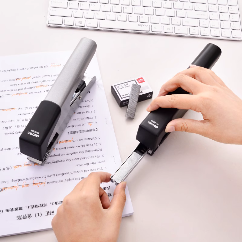 得力手握式订书机办公用省力加厚订书器学生用多功能12号小钉书机